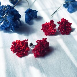 糸とビーズの赤い耳飾り　（ピアスorイヤリング）の画像