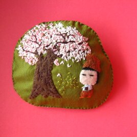 花咲かじいさん…？の女の子＜布ブローチ(刺繍ブローチ)＞の画像