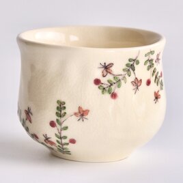 つぶらで可愛らしい花と実　クランベリーの湯呑み・フリーカップ①の画像