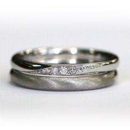 Pt900＜プラチナ＞細身の2ｍｍ幅にダイヤモンド5石の彫留。結婚指輪／ペア価格