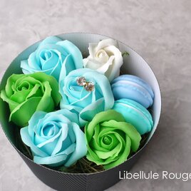 母の日　薔薇　ソープフラワー＆ピアスセット　マカロンケース付き　ライトブルー×グリーン系の画像