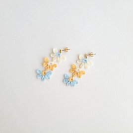 「ŞAKA ŞAKA」 -3FLAT FLOWERS PIERCE- light blue×ivoireの画像