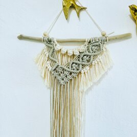 クレイカラーのアシンメトリーマクラメハンギング