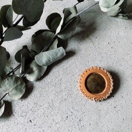 革×真鍮×手刺繍のブローチ