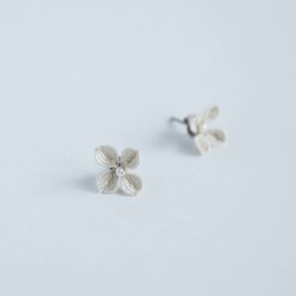 タティングレース×ケシパール　あじさいピアス　オフホワイト