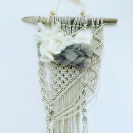 クレイカラーと2色の羊毛のマクラメハンギング