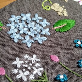 一点物　手刺繍☆リネンのポーチ☆花畑（あじさい）の画像