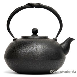 【予約販売】日本民藝館展入選作品 紅蓮堂 葛巻元作 南部鉄器 布団形鉄瓶 みのり（黒仕上げ）1.5L ハンドメイド 伝統的工芸品の画像