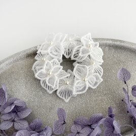 オーガンジー刺繍 紫陽花ブローチ(ホワイト)【受注制作】の画像