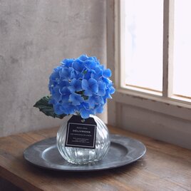 ◆粘土のお花◆ 紫陽花をぽってりガラスボトルに飾って・・・ブルー　高さ約16センチ　A392の画像