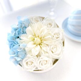 《 ホワイトローズ × ブルーハイドレンジア 》 サークルボックスのフラワーアレンジメント [送料込み]