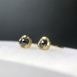 Tiny, textured K18YG dots earrings with black diamondsの画像