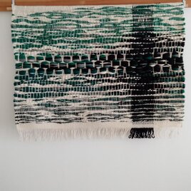 羊毛糸と綿糸で織ったボリューム感のあるタぺストリー 「樹蔭」の画像