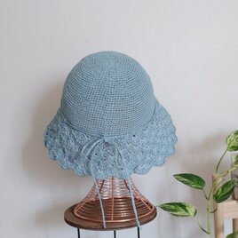 目深な手編みの夏の帽子の画像