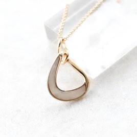 初回完売triangle shell necklaceの画像