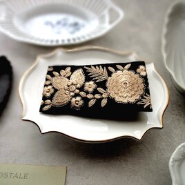 刺繡リボンのヘアクリップ ■ シンプルデザイン ■  黒地に黄金色の植物柄