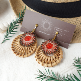 黒い花とラタンの夏ピアス 　ピアス / イヤリング / ノンホールピアス