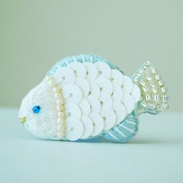 キラキラ鱗の白いお魚　刺繍ブローチ　【受注製作】
