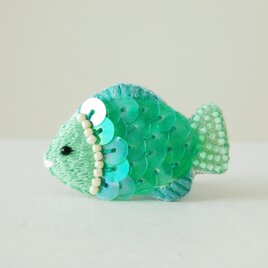 キラキラ鱗の緑のお魚　刺繍ブローチ　【受注製作】