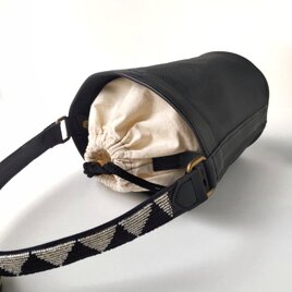 【シルバートライアングル】冬の装いを彩る本革ハンドバッグの画像