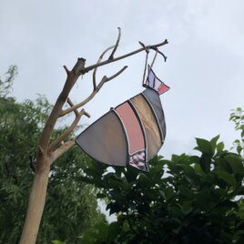 ステンドグラス桃色の魚の画像