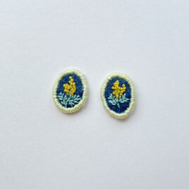 特集掲載○刺繍ピアス【ミモザと明るい緑】の画像