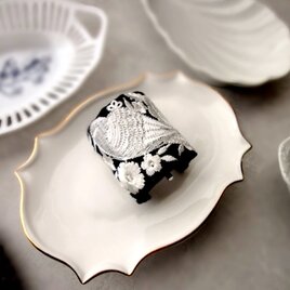 刺繡リボンのポニーフック ■ カーブデザイン ■ 黒地に白銀色の小鳥