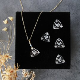 天然石のペンダントネックレス ■ 彫刻入り水晶　インタリオクオーツ ■ フラットトライアングル