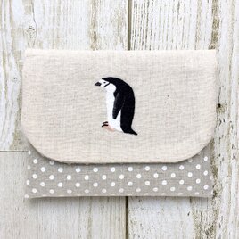 ヒゲペンギンの刺繍ポケットティッシュケースの画像