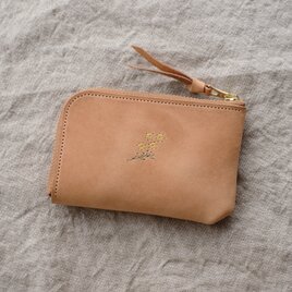 ミモザの刺繍のある　小さなL字ファスナー財布　ベージュの画像