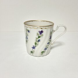 スミレの花の流れるマグカップの画像