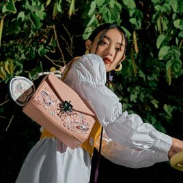 ショルダーバッグ 刺繍ショルダーバッグ ハンドバッグ 刺繍バッグ レザー 娘 誕生日 プレゼント