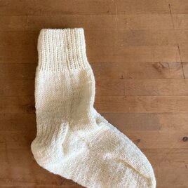 手編みの靴下 whiteの画像
