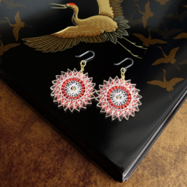 紅白の絹糸イヤリング（金ごま）｜軽くて痛くなりにくい、ハレの日の特別アクセ｜成人式・卒業式・結婚式｜写真映えする華やかデザイン