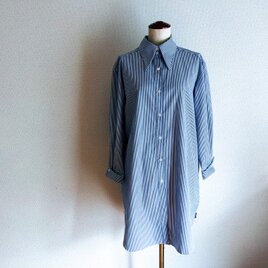 ウィングカラーのストライプシャツ　二つボタンドゥエボットーニ　衿高　コットン　ブルー　白の画像