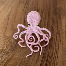 ピンクのタコの刺繍ブローチの画像