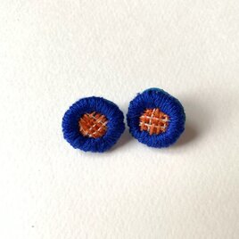 刺繍イヤリング【暖色チェック×青】の画像