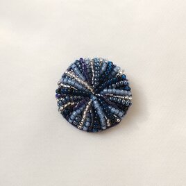 たっぷりビーズの刺繍 ネイビー　ブローチの画像