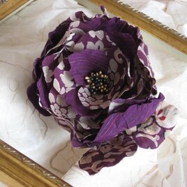 アンティーク着物地からのコサージュ・紫の花の画像