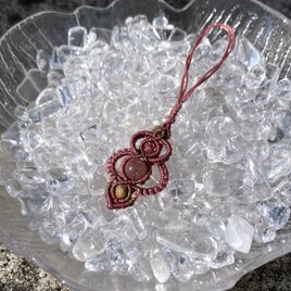 天然石のマクラメ編みストラップ【ゴスだるま】ピンク系・モスコバイトの画像