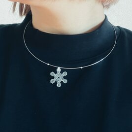 雪が舞う　雪の結晶のシンプルチョーカーの画像