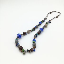 ブルー・グリーン・ブラウン・羊毛フェルト・ビーズ・天然石・珍しい・個性的・合わせやすい・おしゃれ～素材色々のデザイン