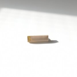 美濃焼タイルのブローチ(gold×胡桃)の画像