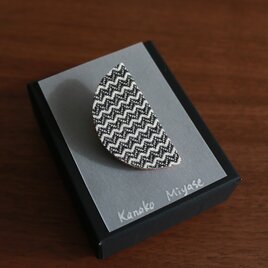 手織りブローチ(三河木綿)/テキスタイルブローチ/半月/ハーフムーン/ブラック系【受注制作】