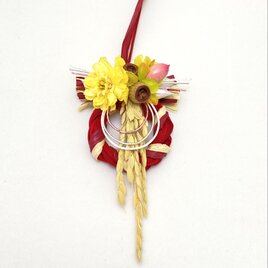 手のひらサイズの赤のミニ藁お正月飾りの画像