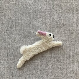 飛ぶ白ウサギ＊ブローチ
