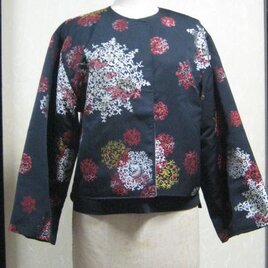 黒字に赤、白の織の着物と茶系大島接ぎ合わせたリバーシブルショートジャケットの画像