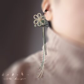 かたっぽイヤーカフ「吹キ来ル香ハ」（アイボリー×淡緑×深緑）