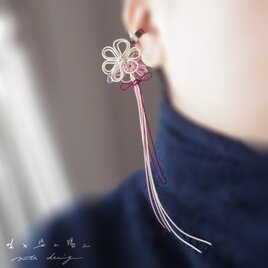 かたっぽイヤーカフ「咲キ染ム陽ニ」（アイボリー×淡ピンク×臙脂）