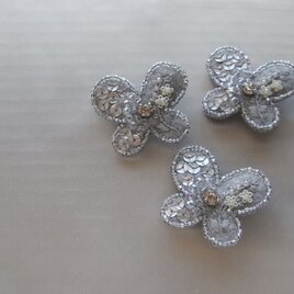 花蝶+silver　ビーズ刺繍ブローチの画像